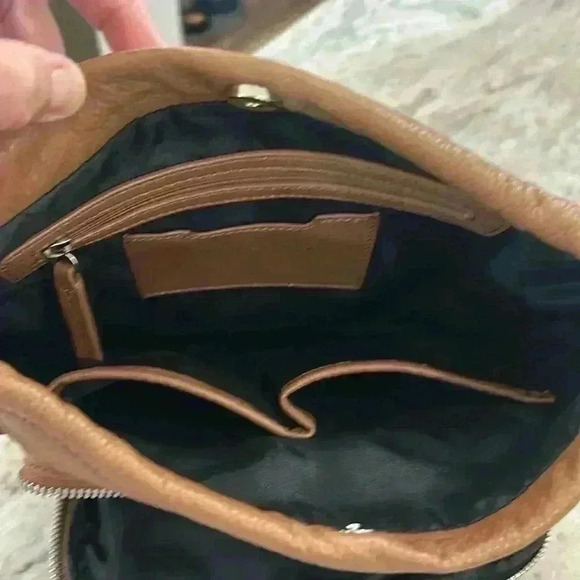 Sanctuary Women’s Crossbody purse light brown. 100%leather magnetic top closure - Picture 4 of 11